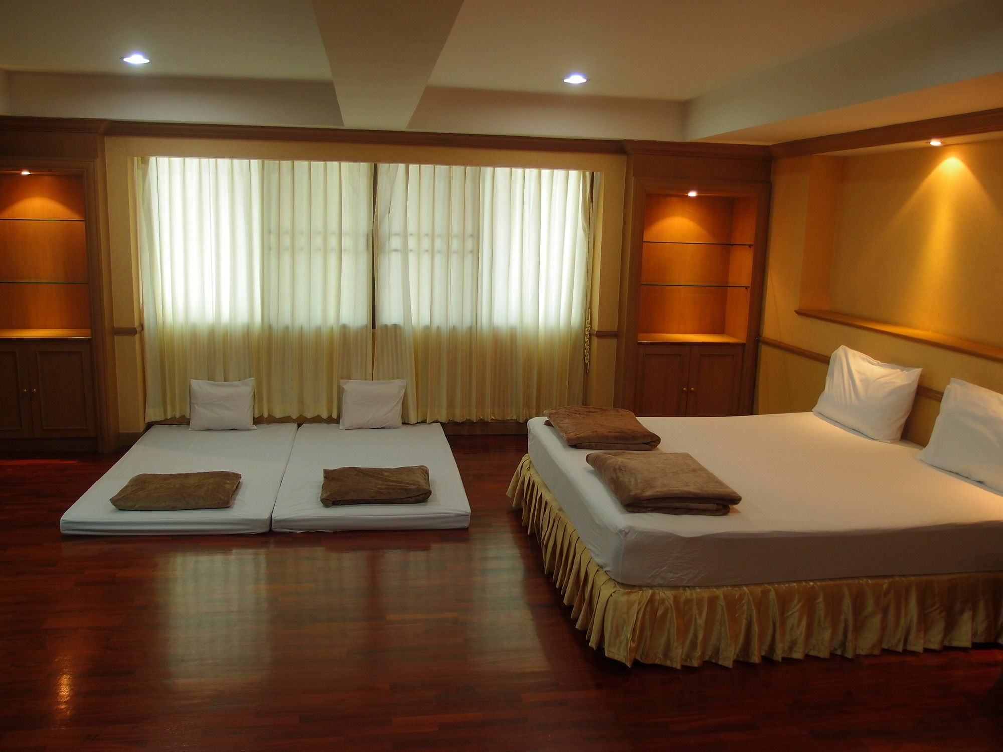 Alameda Suites Hotel Бангкок Экстерьер фото