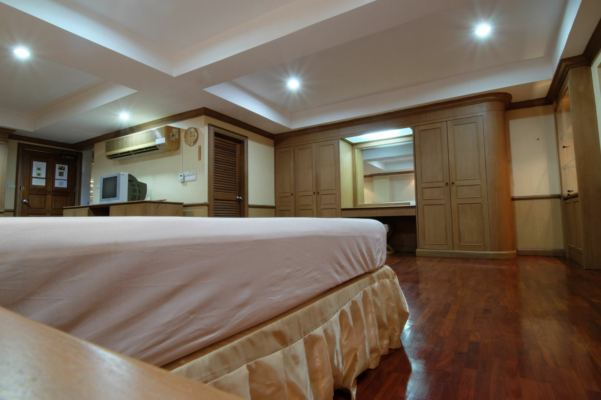 Alameda Suites Hotel Бангкок Экстерьер фото