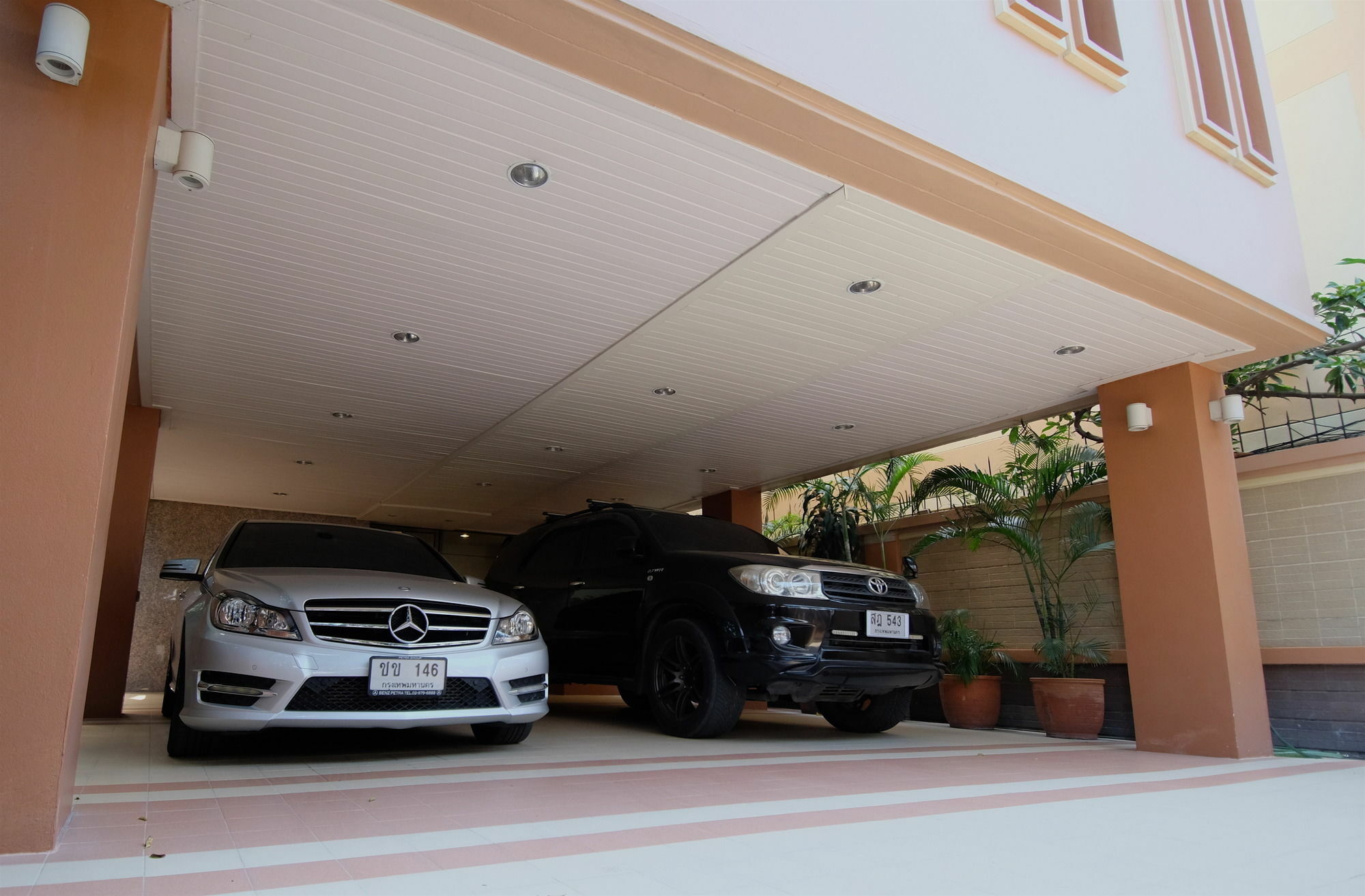 Alameda Suites Hotel Бангкок Экстерьер фото