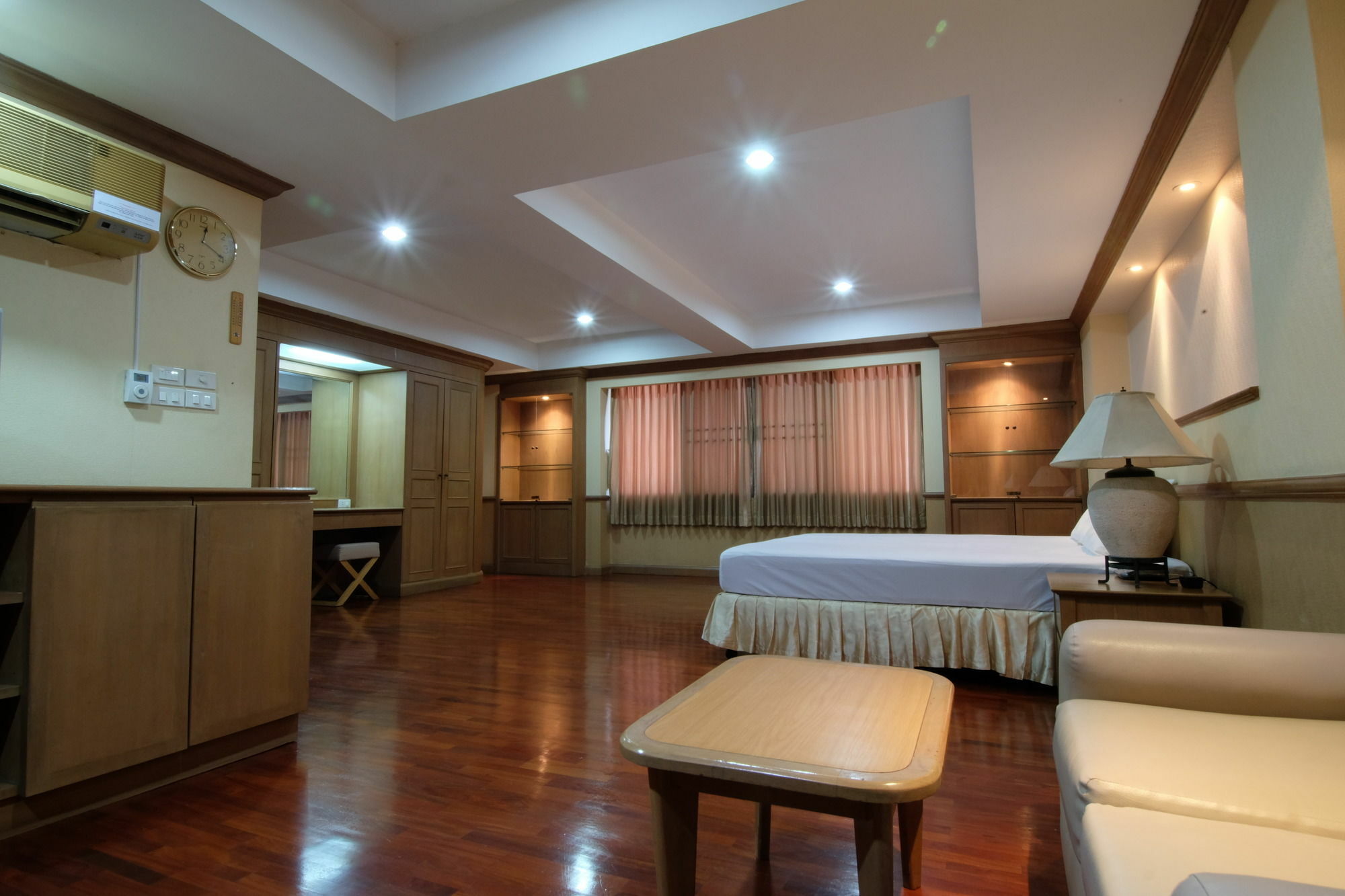 Alameda Suites Hotel Бангкок Экстерьер фото